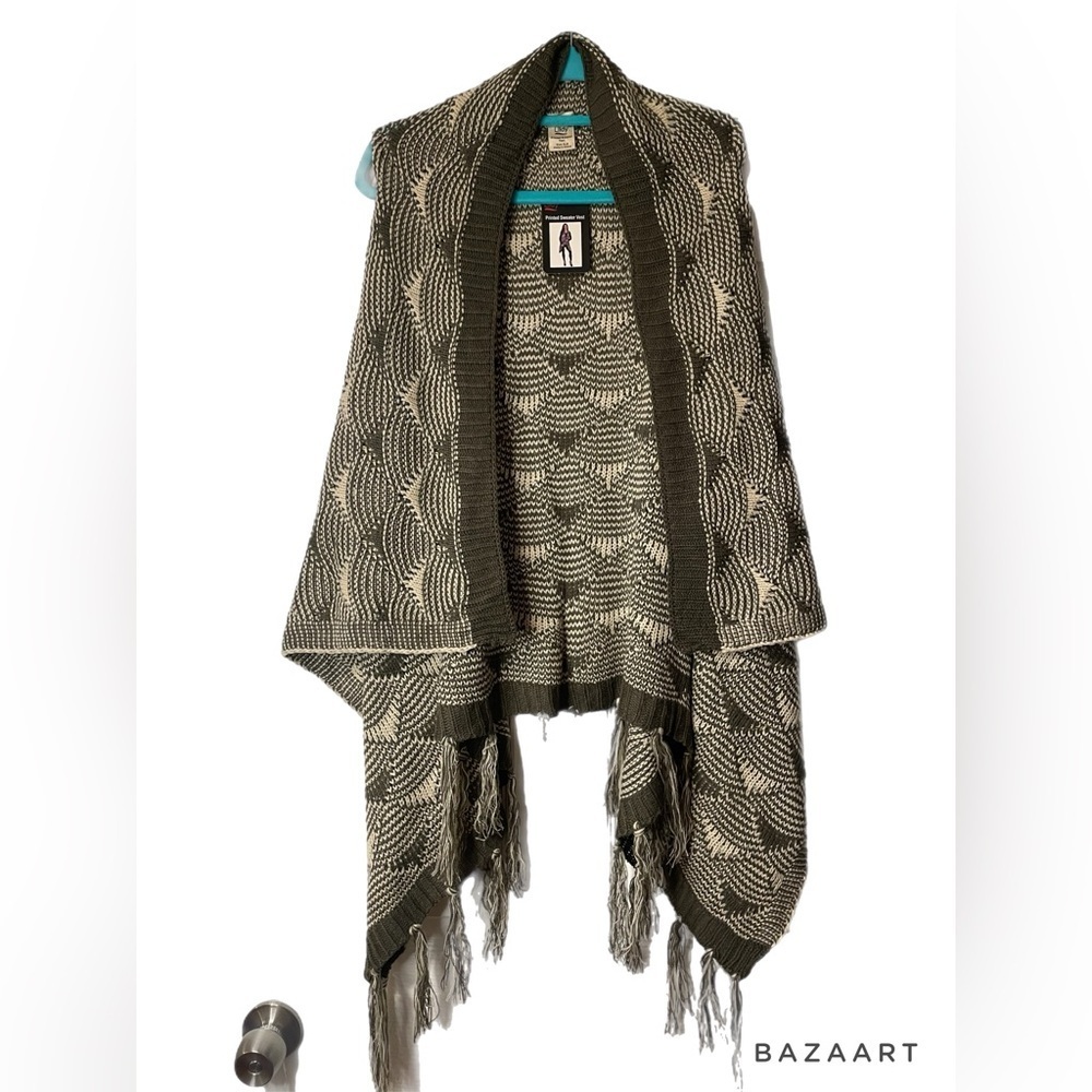 Lildy sweater vest with tassels and geo design. Size S/M U21